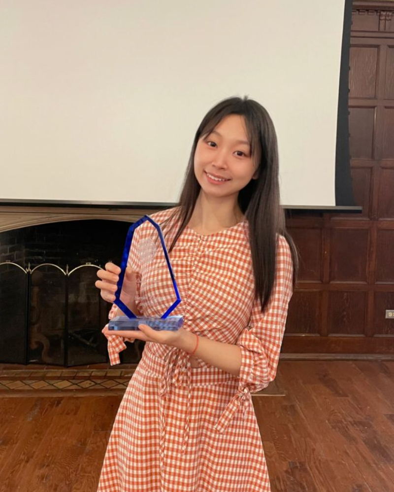 Heran holding the Graduate Global Citizen Award.
